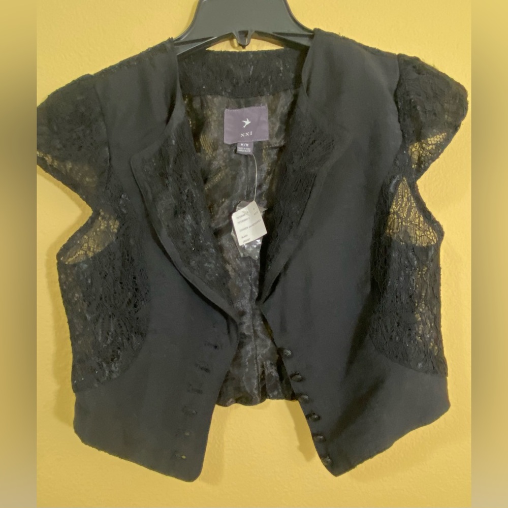 New with tags:Beautiful Black short open sleeve cardigan with bottoms in Size M